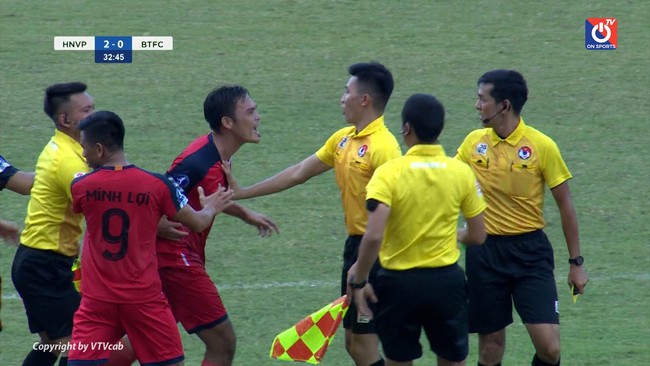 BIẾN CĂNG: Nhận thẻ đỏ, cầu thủ Bình Thuận đấm vào mặt trọng tài chính - Ảnh 1.