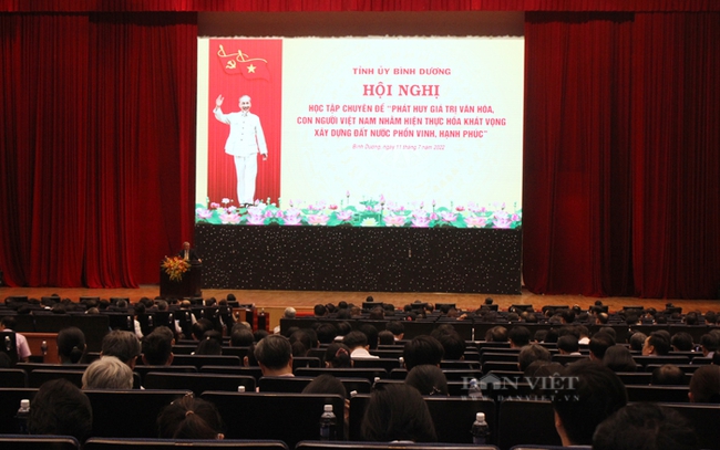 Hội nghị học tập Chuyên đề Phát huy giá trị văn hóa, con người Việt Nam nhằm hiện thực hóa khát vọng xây dựng đất nước phồn vinh, hạnh phúc, tổ chức tài Bình Dương chiều ngày 11/7. Ảnh: Nguyên Vỹ