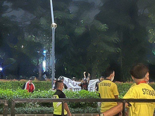 NÓNG: CĐV Indonesia làm loạn trước buổi tập của U19 Việt Nam - Ảnh 1.