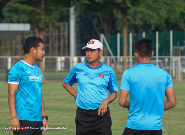 NÓNG: CĐV Indonesia làm loạn trước buổi tập của U19 Việt Nam - Ảnh 2.