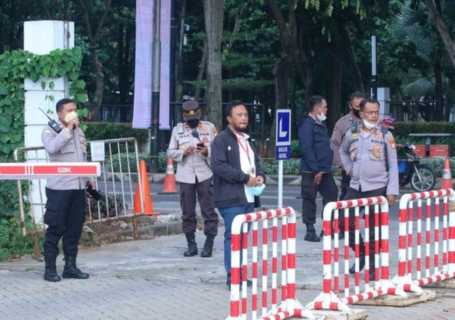 ẢNH: Sợ CĐV Indonesia làm loạn, cảnh sát phải hộ tống U19 Việt Nam - Ảnh 1.