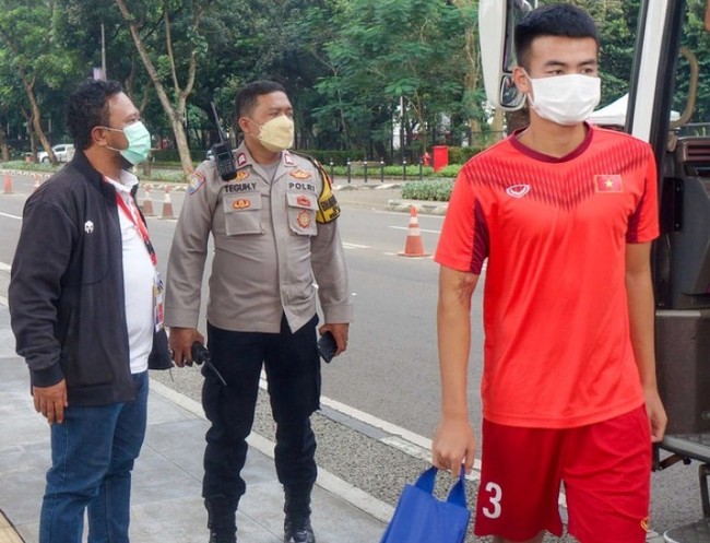 ẢNH: Sợ CĐV Indonesia làm loạn, cảnh sát phải hộ tống U19 Việt Nam - Ảnh 2.