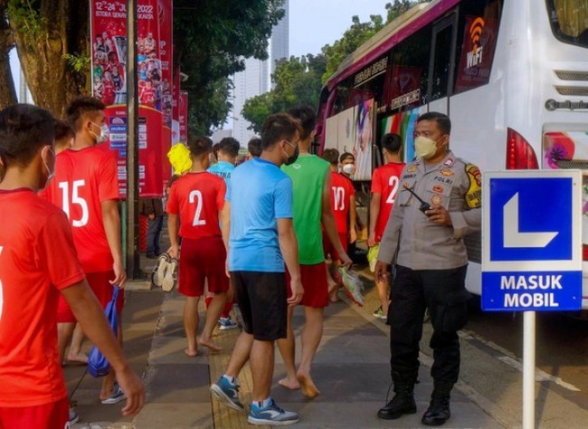 ẢNH: Sợ CĐV Indonesia làm loạn, cảnh sát phải hộ tống U19 Việt Nam - Ảnh 3.