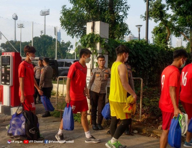 ẢNH: Sợ CĐV Indonesia làm loạn, cảnh sát phải hộ tống U19 Việt Nam - Ảnh 4.