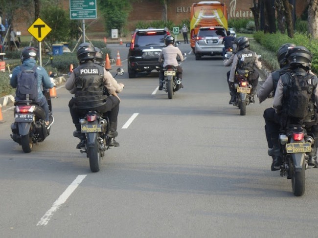 ẢNH: Sợ CĐV Indonesia làm loạn, cảnh sát phải hộ tống U19 Việt Nam - Ảnh 5.