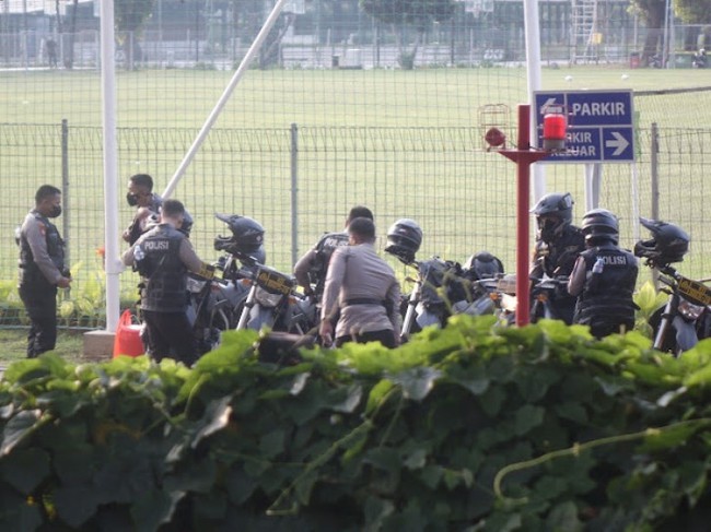 ẢNH: Sợ CĐV Indonesia làm loạn, cảnh sát phải hộ tống U19 Việt Nam - Ảnh 6.
