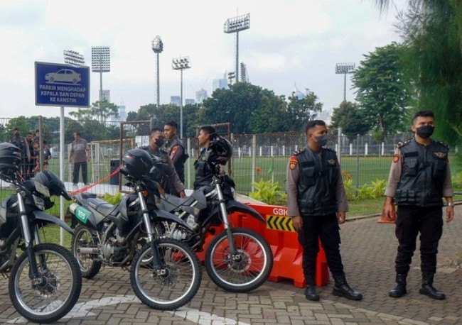 ẢNH: Sợ CĐV Indonesia làm loạn, cảnh sát phải hộ tống U19 Việt Nam - Ảnh 7.
