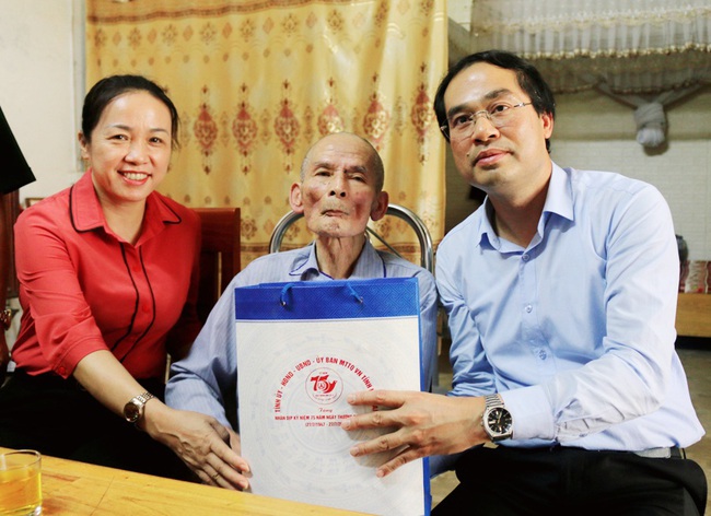 Lào Cai: Thăm, tặng quà các gia đình chính sách thị xã Sa Pa - Ảnh 2.