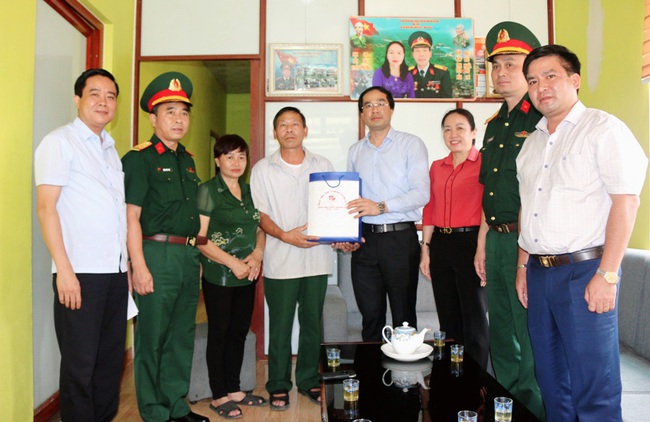 Lào Cai: Thăm, tặng quà các gia đình chính sách thị xã Sa Pa - Ảnh 1.