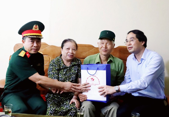 Lào Cai: Thăm, tặng quà các gia đình chính sách thị xã Sa Pa - Ảnh 3.