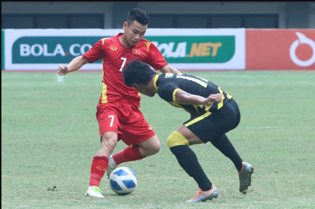 U19 Việt Nam bất ngờ thảm bại 0-3 trước U19 Malaysia - Ảnh 1.