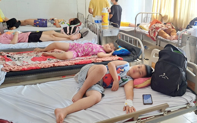 Trẻ em bị sốt xuất huyết đang điều trị tại Khoa Nhi, Trung tâm Y tế TP.Thuận An. Ảnh: TTYT Thuận An