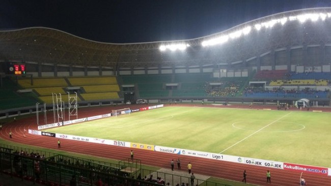 Chủ nhà Indonesia lại chơi xấu, cho Việt Nam đá ở sân như... mặt ruộng - Ảnh 1.