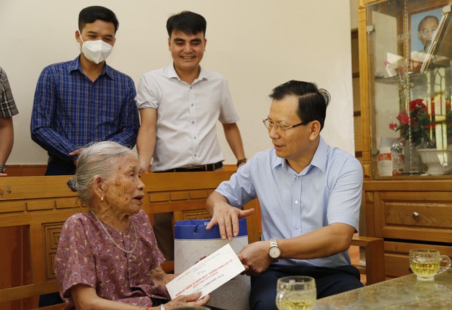 Lào Cai: Thăm, tặng quà gia đình chính sách huyện Bảo Yên - Ảnh 1.