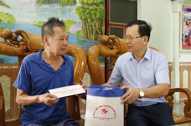 Lào Cai: Thăm, tặng quà gia đình chính sách huyện Bảo Yên - Ảnh 2.
