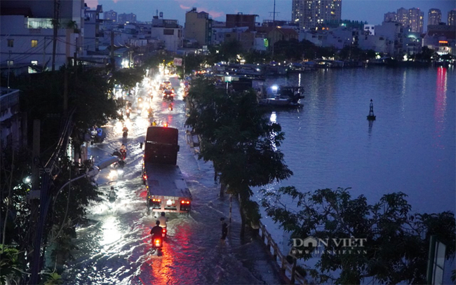 Triều cường tại trạm Phú An (trên sông Sài Gòn) và trạm Nhà Bè (trên kênh Đồng Điền) dâng cao, gây ngập úng cục bộ khiến người dân TP.HCM phải bì bõm lội nước. Ảnh: Chinh Hoàng