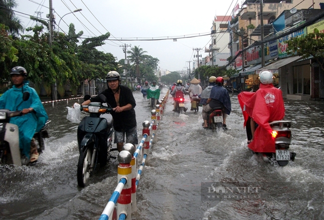 Các đợt triều cường trong mùa mưa lũ gây ngập cục bộ nhiều tuyến đường, ảnh hưởng đến giao thông đi lại của người dân TP.HCM. Ảnh: Nguyên Vỹ