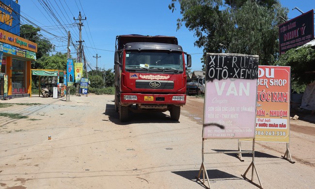 TT-Huế: Dân chặn xe chở vật liệu phục vụ dự án cao tốc vì ô nhiễm, mất an toàn giao thông  - Ảnh 1.