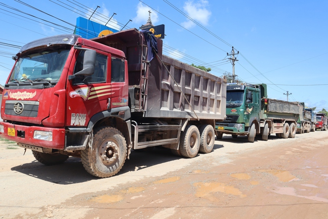 TT-Huế: Dân chặn xe chở vật liệu phục vụ dự án cao tốc vì ô nhiễm, mất an toàn giao thông  - Ảnh 3.