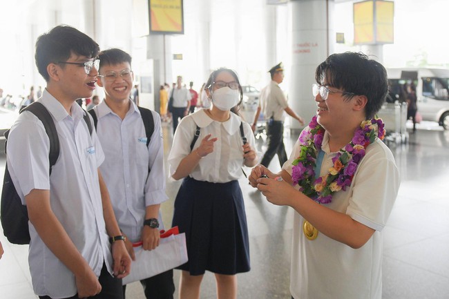 Bộ GD-ĐT đón, chúc mừng đội tuyển Việt Nam tham dự Olympic Toán học quốc tế - Ảnh 4.