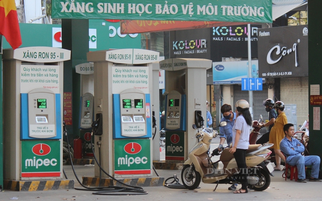 Giá xăng dầu bắt đầu giảm từ ngày 11/7. Ảnh: Trần Khánh