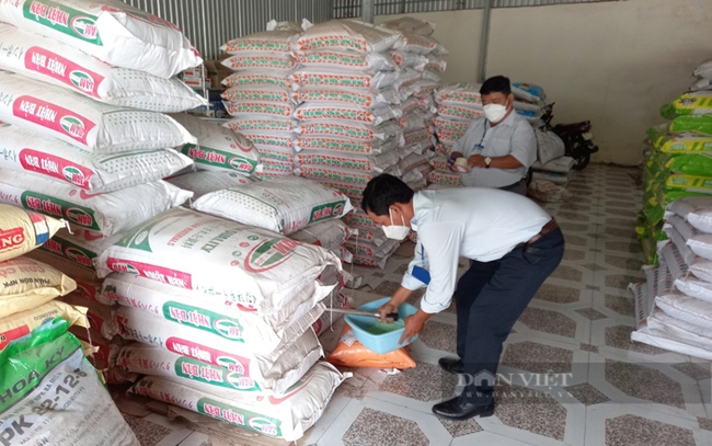Ngành nông nghiệp Tây Ninh phối hợp thanh kiểm tra các cơ sở kinh doanh vật tư nông nghiệp trên địa bàn tỉnh. Ảnh: Nguyên Vỹ