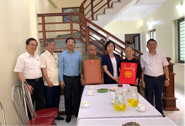 Đoàn đại biểu QH Hà Nội thăm gia đình chính sách ở huyện Mê Linh - Ảnh 1.