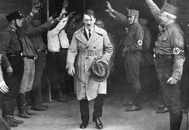 Giật mình những căn bệnh &quot;khó nói&quot; đeo bám trùm phát xít Hitler - Ảnh 3.