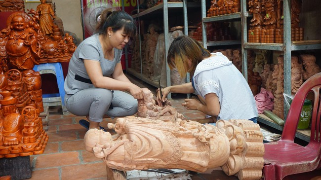 Vay vốn Quỹ Hỗ trợ nông dân, người làm mộc ở Vân Hà phát triển nghề chạm khắc gỗ mỹ nghệ cao cấp - Ảnh 3.