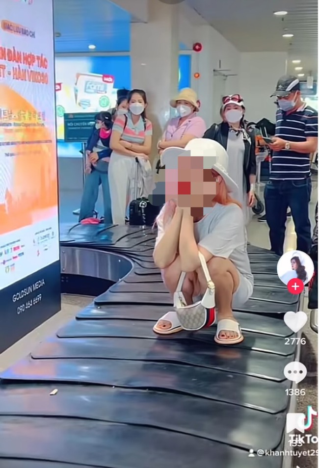 Xác minh vụ cô gái ngồi phản cảm trên băng chuyền hành lý sân bay - Ảnh 3.