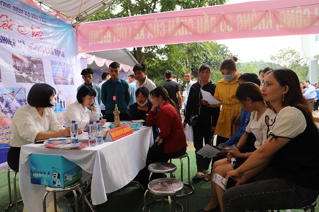 Lào Cai: Ngày hội việc làm năm 2022 tại Bát Xát - Ảnh 2.