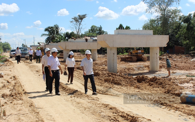 Nguyên Bí thư Tỉnh ủy tỉnh Tây Ninh Trần Lưu Quang (phải) kiểm tra tiến độ xây dựng công trình thủy lợi đưa nước vượt sông Vàm Cỏ Đông năm 2018. Ảnh: Nguyên Vỹ