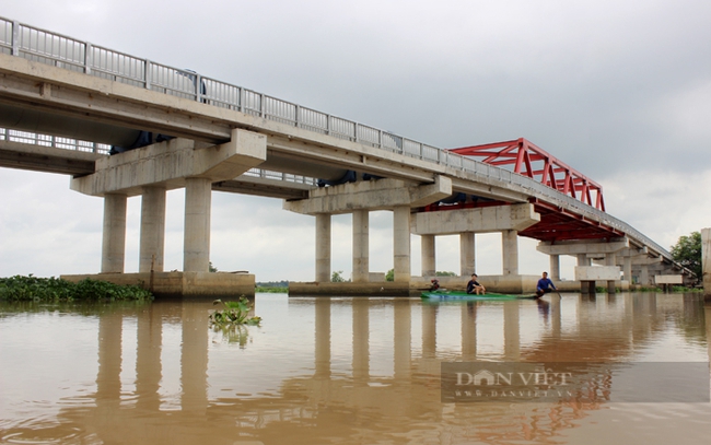 Vị trí vượt sông có khẩu độ thông thuyền lớn, hơn 30m chiều cao; tĩnh không 6m. Ảnh: Nguyên Vỹ