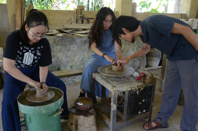 TT-Huế: Du khách thỏa sức khám phá nét văn hóa truyền thống độc đáo tại lễ hội “Hương xưa làng cổ”  - Ảnh 3.