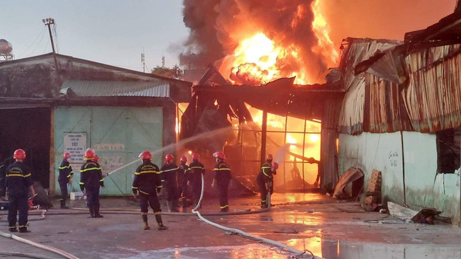 Huy động hơn 100 người dập lửa tại kho hàng vật tư bốc cháy lúc rạng sáng - Ảnh 3.