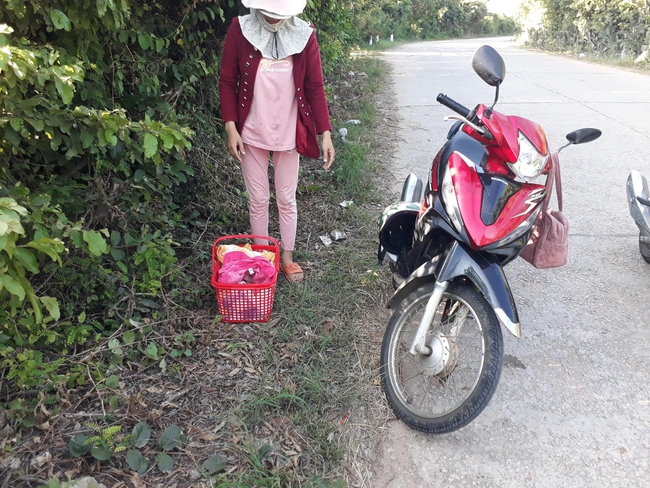 Ninh Thuận: Phát hiện bé trai sơ sinh bị bỏ lại ven đường tỉnh lộ ở huyện miền núi Ninh Sơn - Ảnh 1.