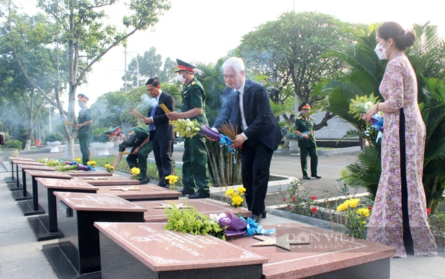 Lãnh đạo tỉnh Bình Dương dâng hương tưởng nhớ các anh hùng liệt sĩ - Ảnh 4.