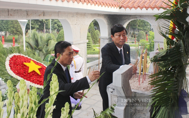 Ông Võ Văn Minh – Phó Bí thư Tỉnh ủy, Chủ tịch UBND tỉnh Bình Dương (phải) dâng hương tưởng nhớ các anh hùng liệt sĩ. Ảnh: Nguyên Vỹ