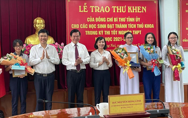 Đồng Nai: Bí thư Nguyễn Hồng Lĩnh tặng “cơn mưa khen thưởng” cho các thủ khoa năm 2022 - Ảnh 1.