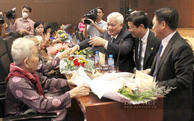 Lãnh đạo tỉnh Bình Dương tặng hoa chúc mừng Các Mẹ Việt Nam anh hùng. Ảnh: Nguyên Vỹ