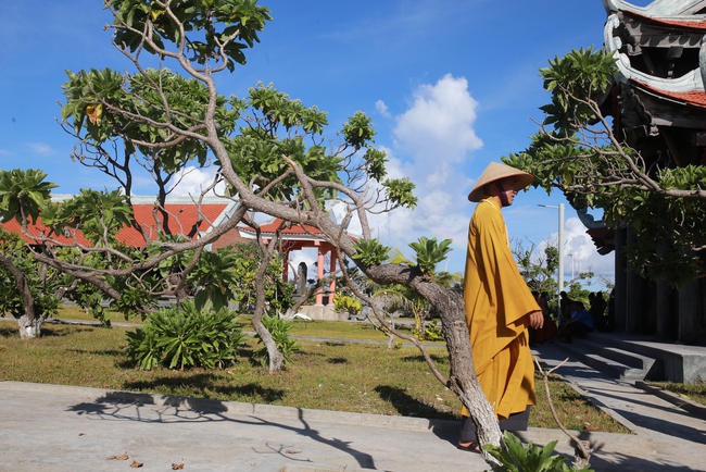 Ký sự Tiếng chuông chùa vọng từ Trường Sa Bài 3: Những &quot;người lính áo nâu&quot; ở cột mốc tâm linh Trường Sa  - Ảnh 2.