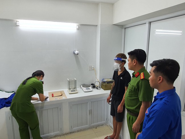 Thừa Thiên Huế: Đáng sập tụ điểm buôn bán ma túy tại khu chung cư  - Ảnh 2.
