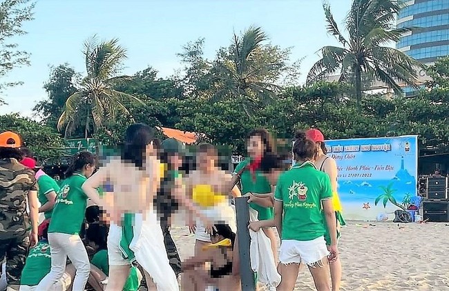 Làm việc với nhóm nữ du khách cởi áo ngực để chơi team building trên bãi biển Cửa Lò - Ảnh 1.