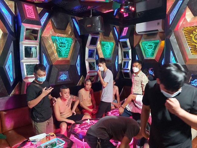 Thừa Thiên Huế: Triệt phá tụ điểm bay lắc tại quán karaoke - Ảnh 1.