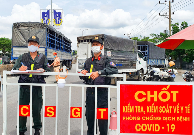 Vụ mang bánh mì “thông chốt” trong đại dịch Covid-19: Cho hưởng án treo, được thả tự do sau phiên tòa - Ảnh 1.