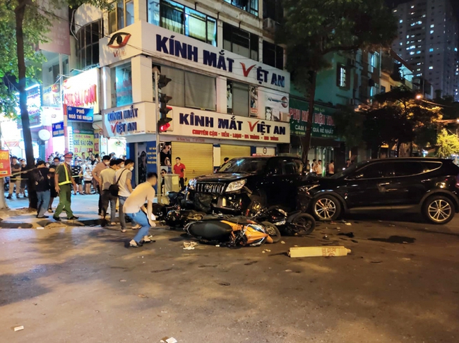 Có khởi tố vụ tài xế tông xe làm 1 người chết, 5 người bị thương ở Hà Nội? - Ảnh 1.
