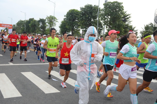 Run to Heart 2022: Tri ân lực lượng tuyến đầu chống Covid-19 - Ảnh 4.