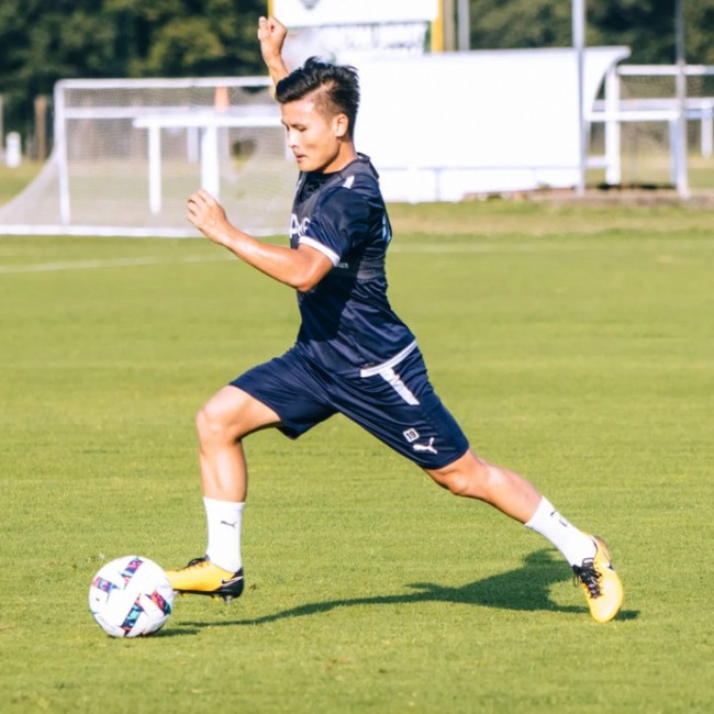 NÓNG: Quang Hải được Pau FC đăng ký trận mở màn Ligue 2 - Ảnh 2.