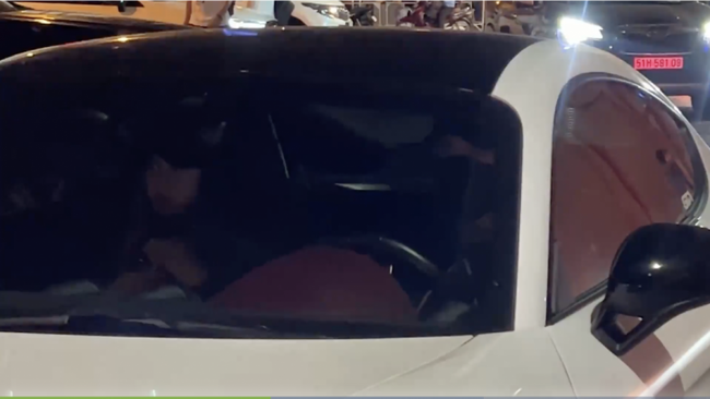 Thủ môn Bùi Tiến Dũng và vợ Tây rời sân Thống Nhất bằng siêu xe Porsche 718 Cayman giá 3 tỷ đồng - Ảnh 2.