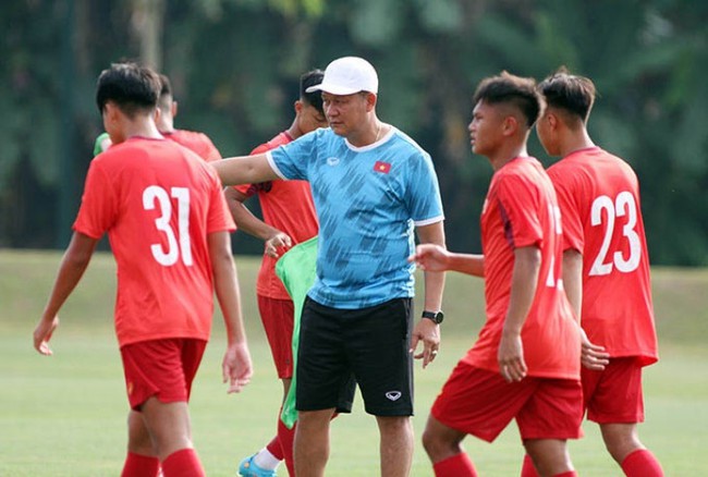 Indonesia &quot;phản đòn&quot;, U16 Việt Nam thi đấu trên mặt sân... chăn bò? - Ảnh 2.